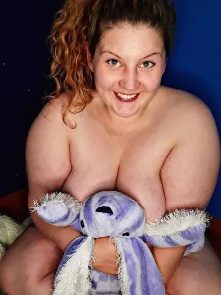 My 🐰 hiding my big titties for me.