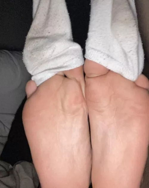 my hot soles want to please u 🙈 do they make u horny? 😈 dms/pms r welcome