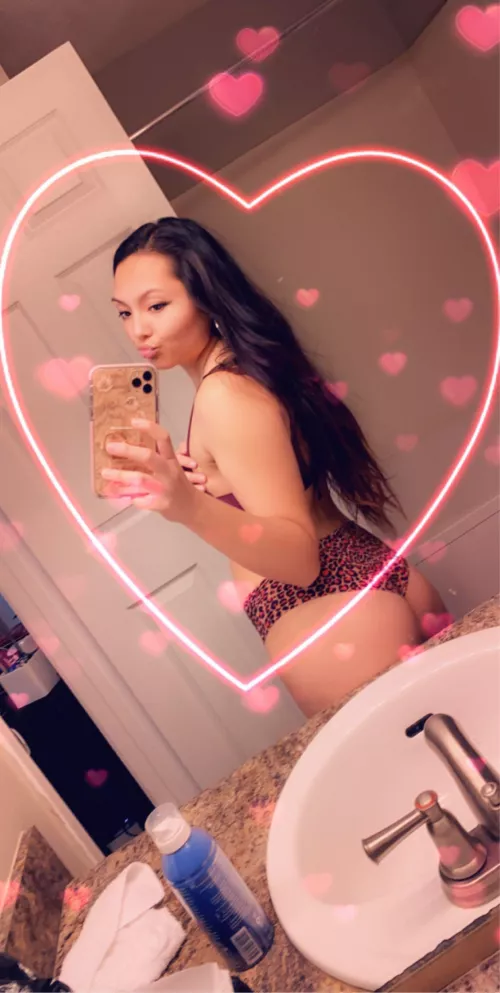 My juicy 🍑 needs some love, what are your ass fantasies?