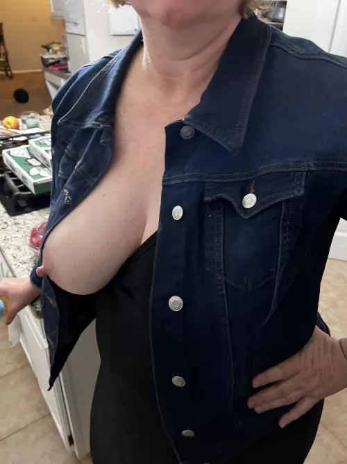 My kitty chose her date night dress. Several people enjoyed her choices on Saturday!