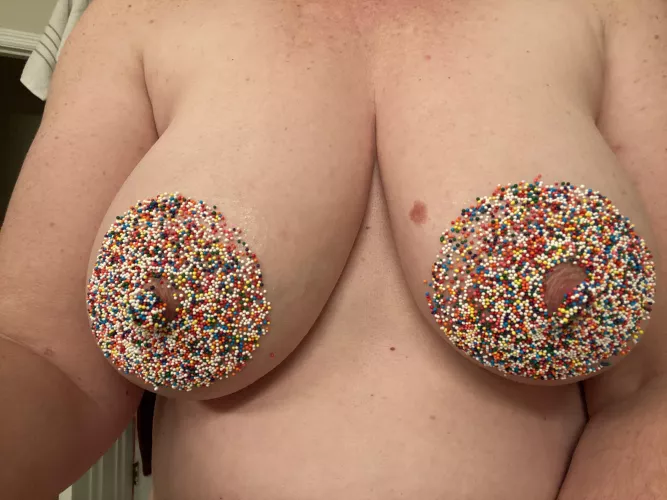 My kitty likes Movements72, so she tried to duplicate the look! These two should decorate donuts together.