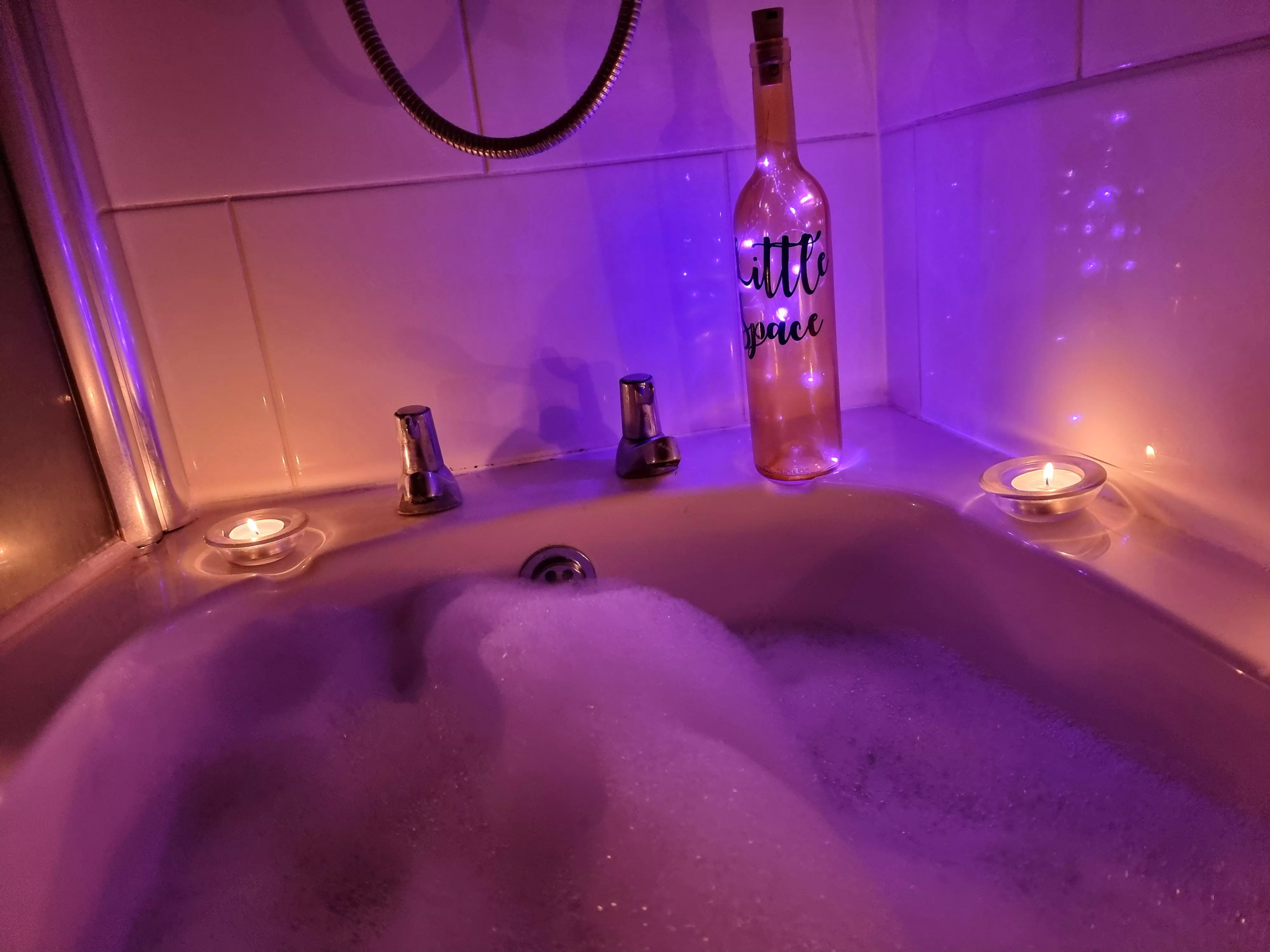 My little space light up bottle makes my bathtime super relaxing 🥰