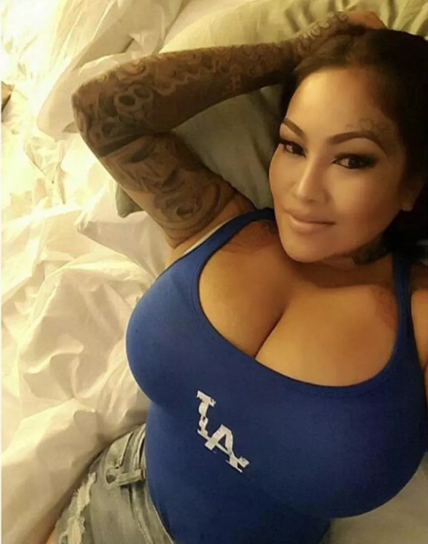 My mom met up with my bully after he said he would fuck her up . He sent me this photo . What should I do?