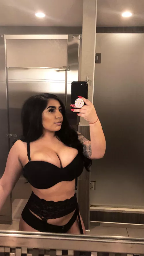 My mom works as a show girl/escort 😫 pm to chat about her