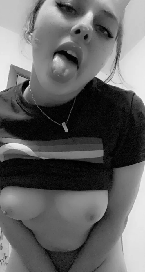 My necklace still looks cuteβΊοΈ