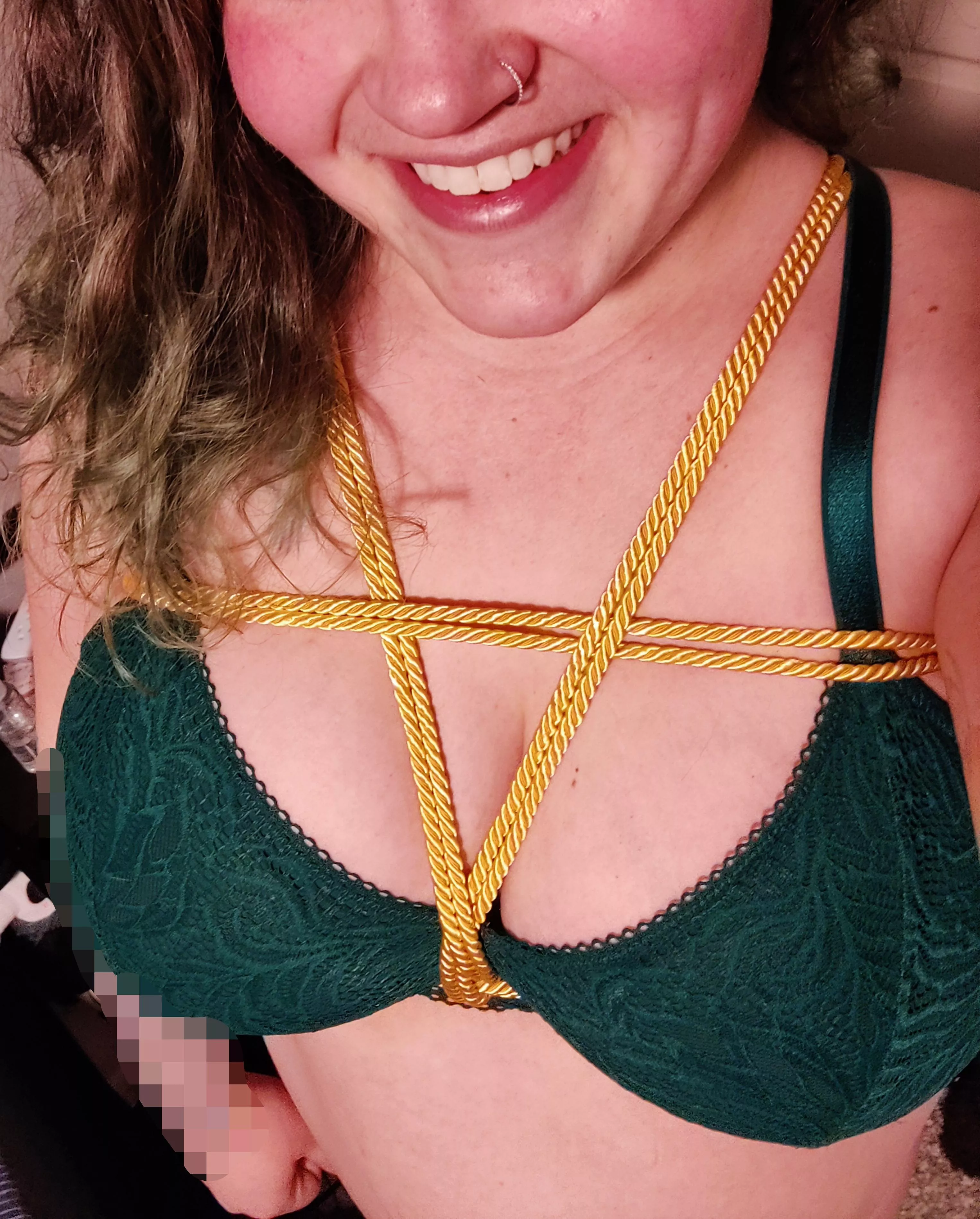 My new gold rope looks so pretty with my green bra. [F] 😍