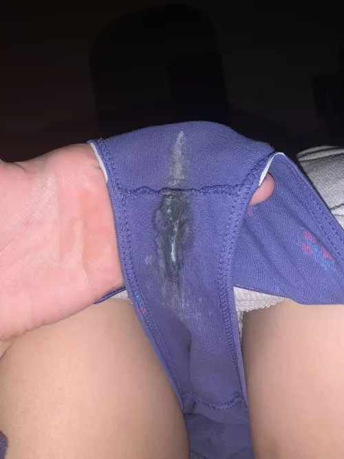 ✨My old panties are sooo sticky and have a SUPER strong💪 smell😋