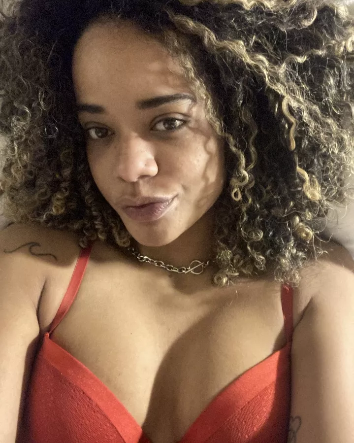 My queen size bed is so empty, I need a king next to me 💖