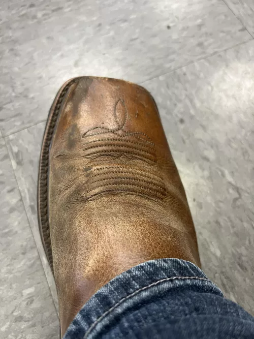 My right boot always dries out in a day or two. Any ideas?