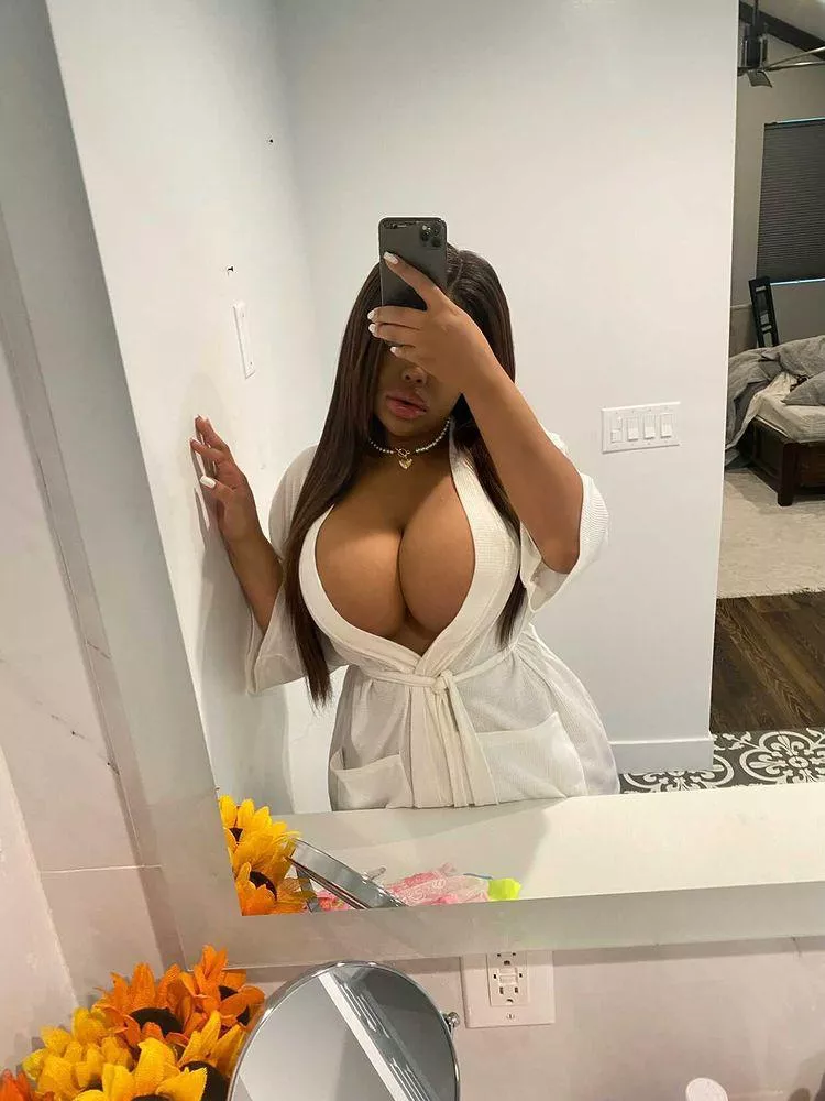 My robe can't contain them😋