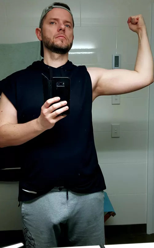 My semi dick bulging. 🤙🏻