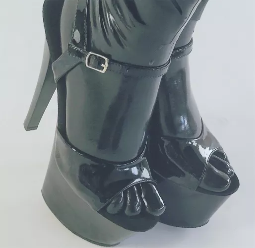 My shiny latex toes ✨🖤