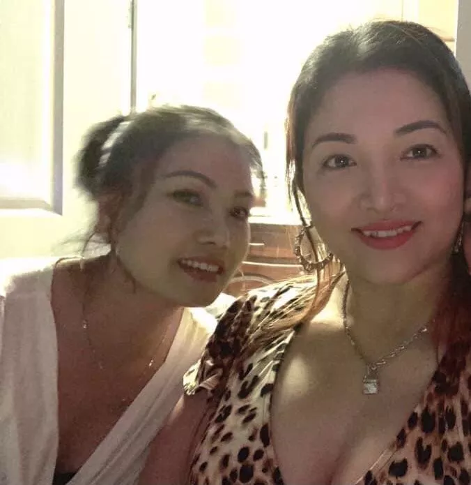 my sis in law and her friend. (my sis in law is on the right)