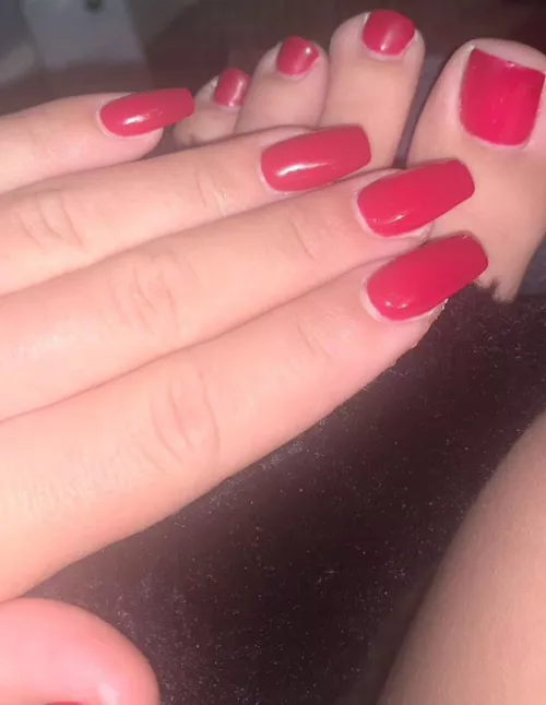 My slut red nails would look so much better wrapped around your cock ...