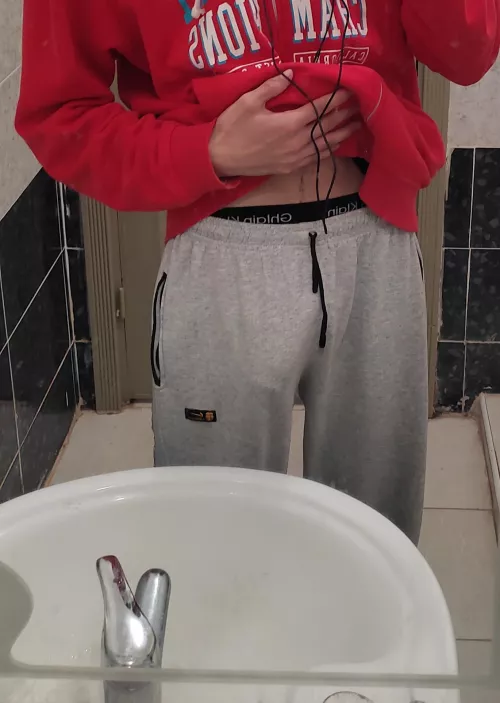 my sweatpants is thicc yet u can still see my dick print