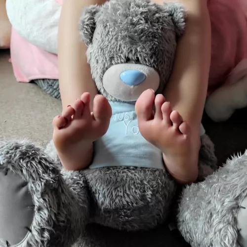 My toes are waiting to be massaged and sucked. Sorine Rose. Comments and DMs are welcome.