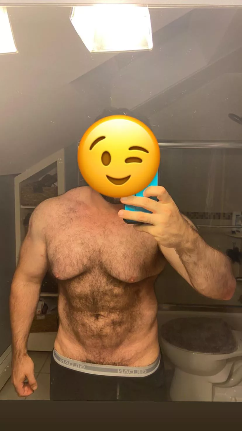 My training has been crap due to a back injury. Eating has been Inconsistent and bad. But getting leaner?🤷🏻♂️ My training has been crap due to a back injury. Eating has been Inconsistent and bad. But getting leaner?🤷🏻♂️