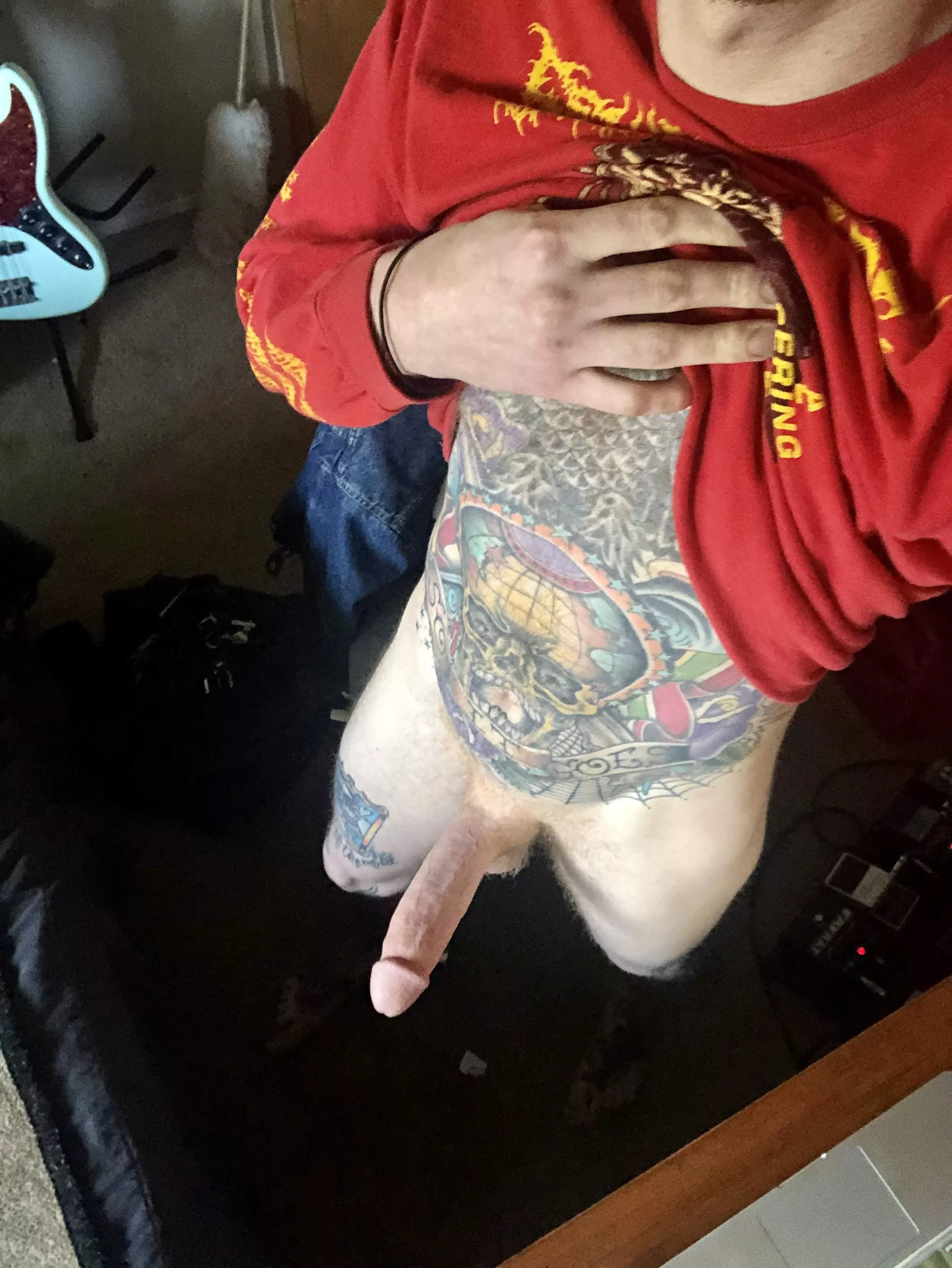 Narrowly avoided my roommate walking in on me taking this🤭