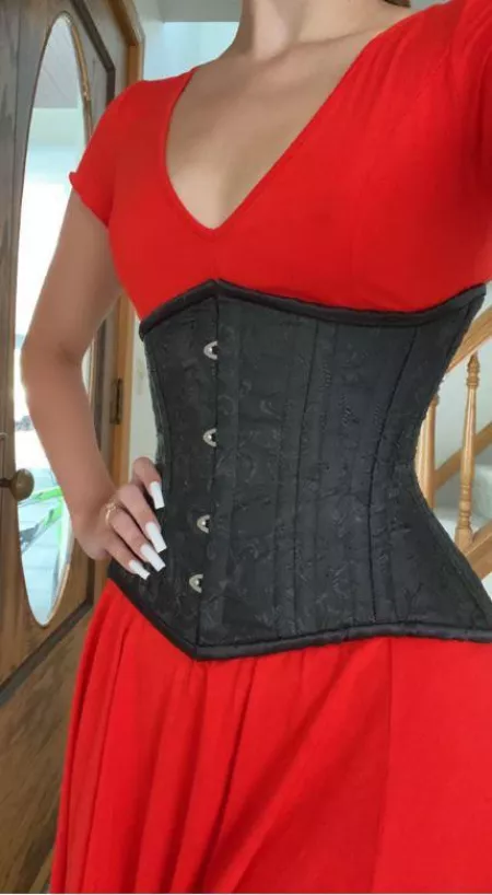 Natural nails & a corset! I’m obsessed.