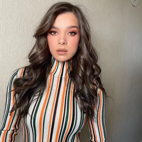 Need a bud to make me blow my load for the sexy Hailee Steinfeld