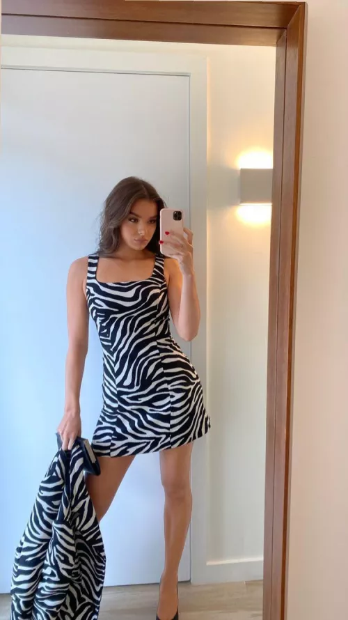 Need a bud to make me blow my load for the super hot Hailee Steinfeld