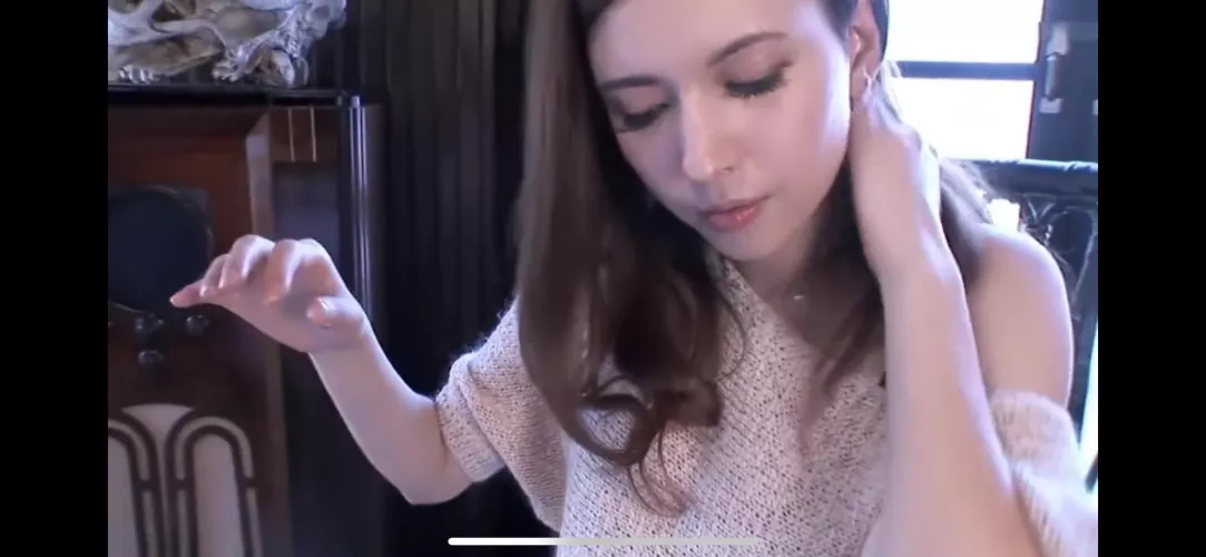 Need help with this Code or name of the actress ?