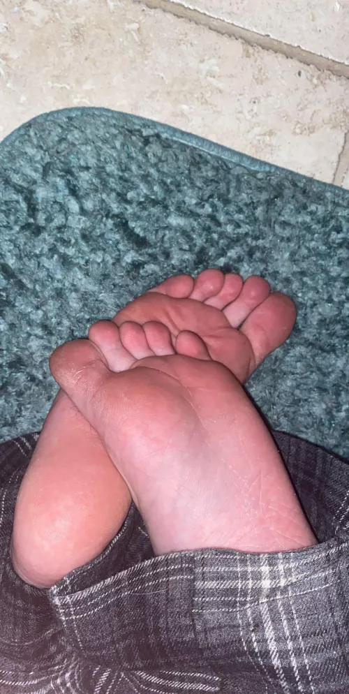 Need my soles to be owned by a daddy, love being humiliated and my soles worshippedπ₯° DM for more