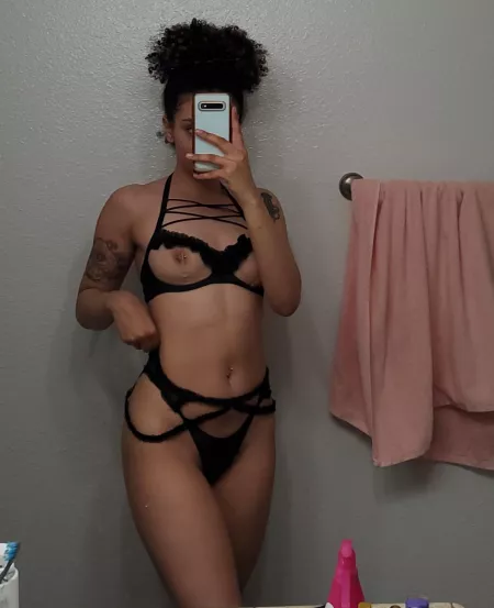 need some hands all over my body 😈