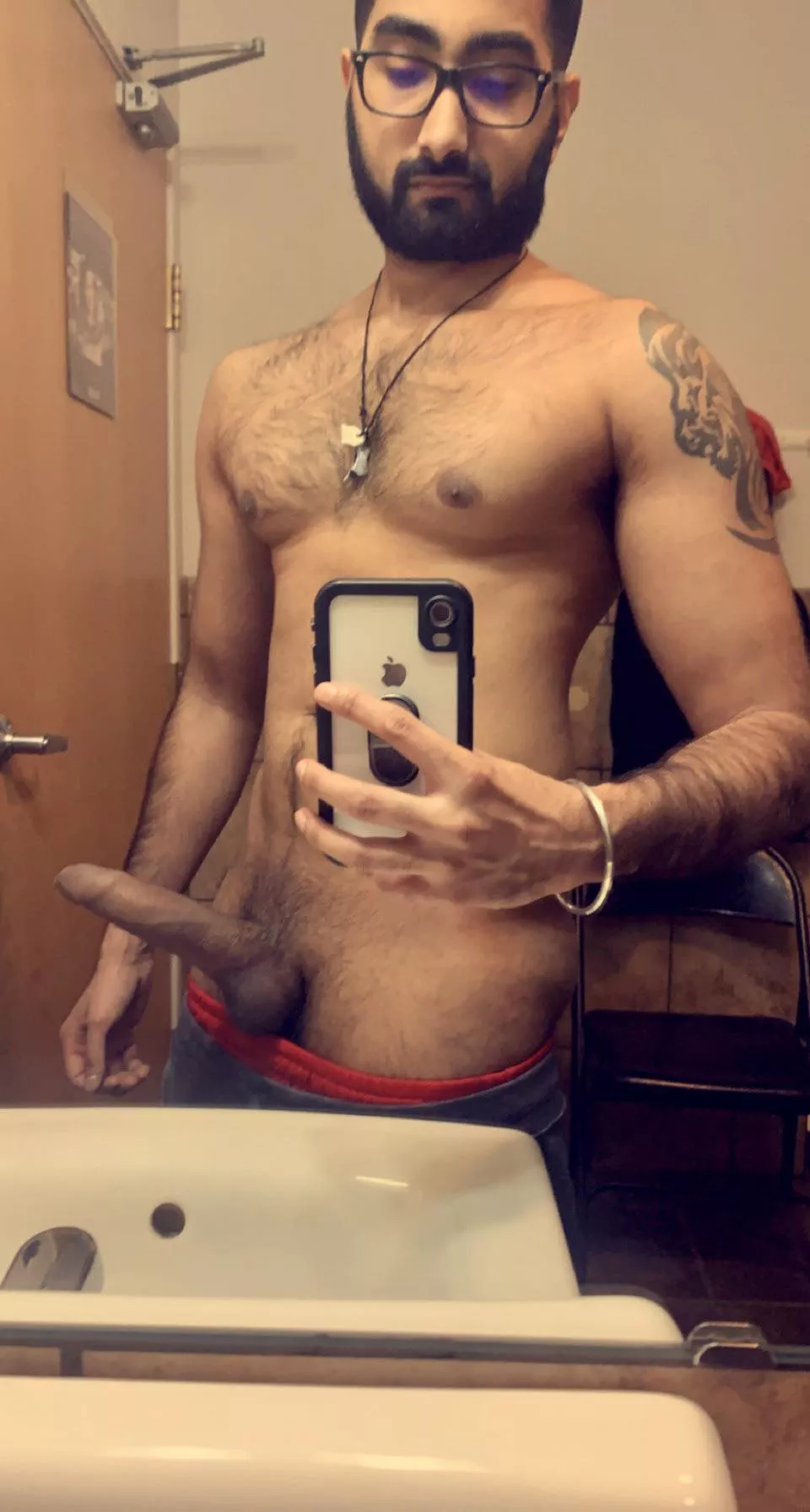 Need someone for New Years kiss 😘 any takers?