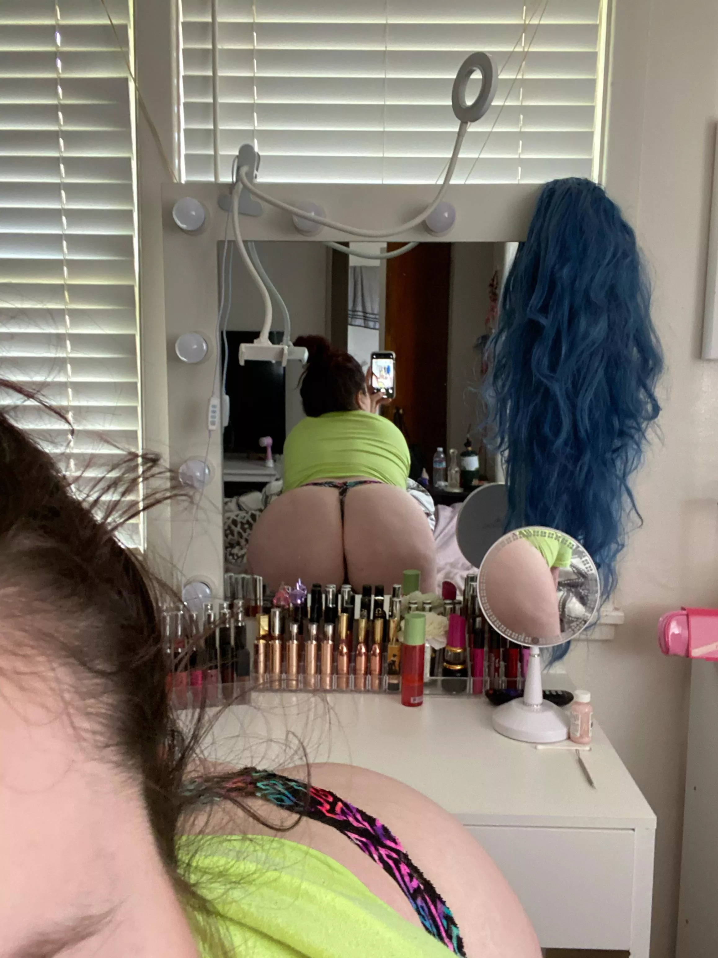 Need someone to clap my cheeks from behind like this Need someone to clap my cheeks from behind like this