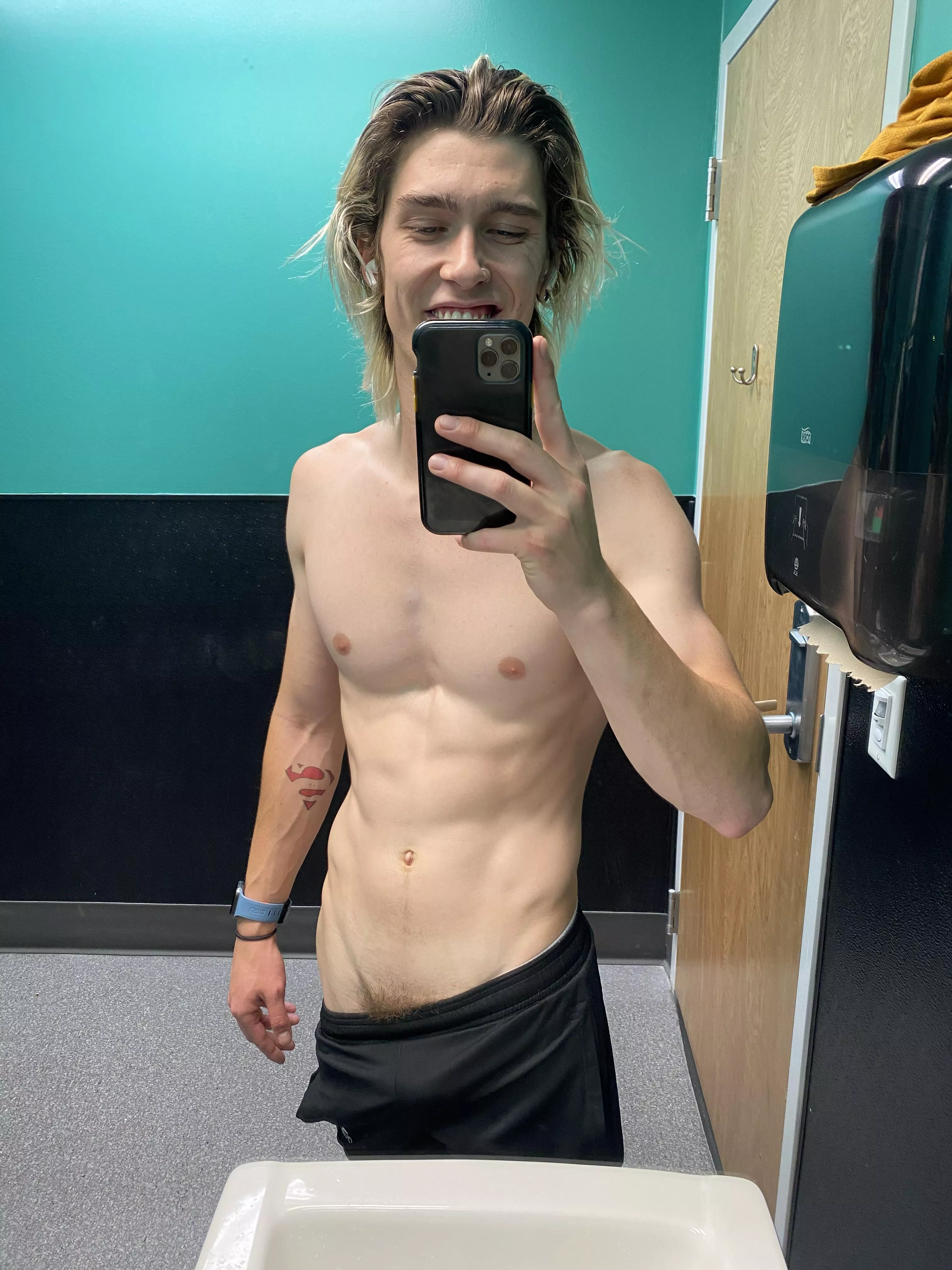 Need someone to help me not be bored on vacation… (22M) Need someone to help me not be bored on vacation… (22M)