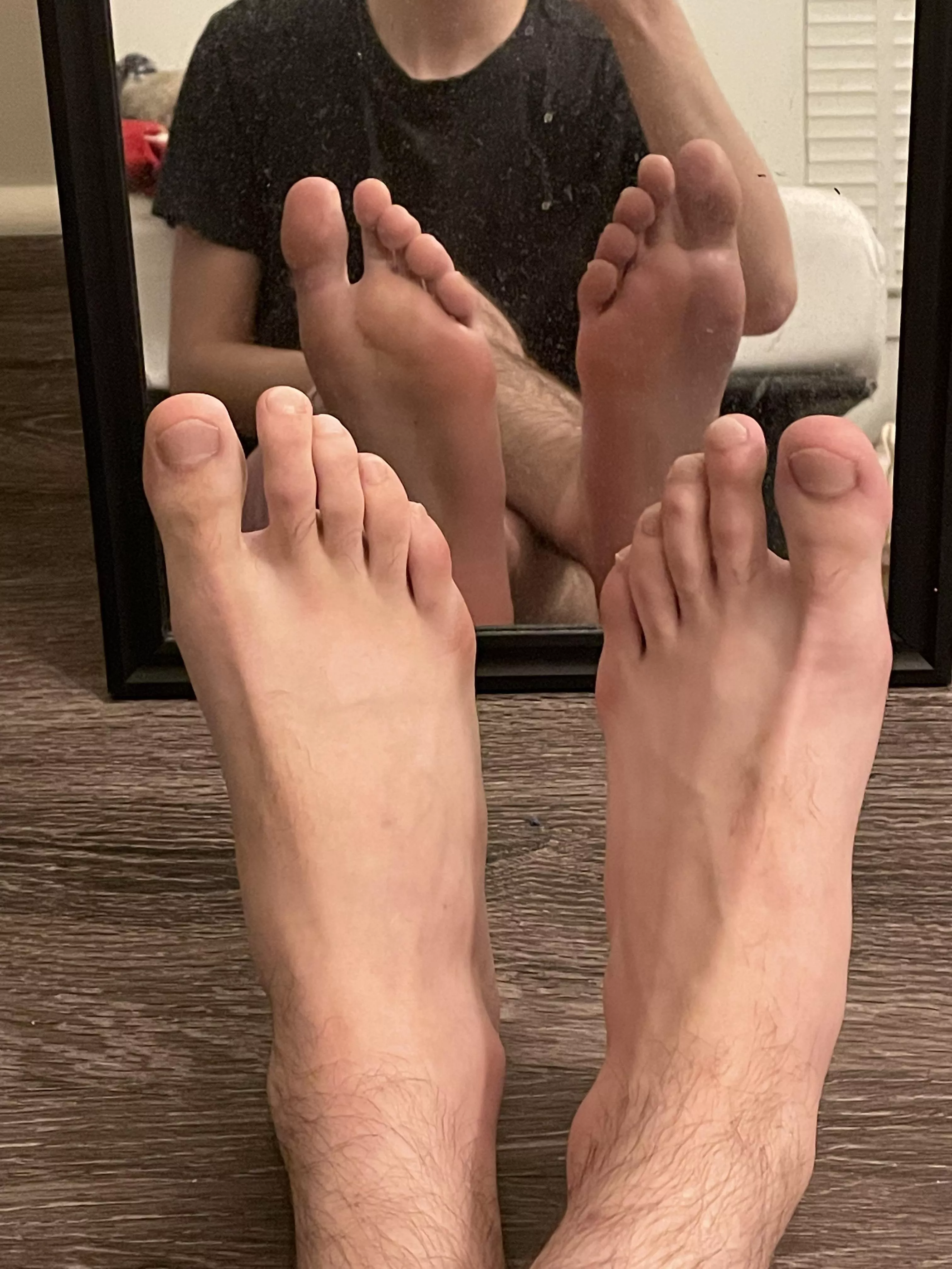 Need someone to lick my soles Need someone to lick my soles
