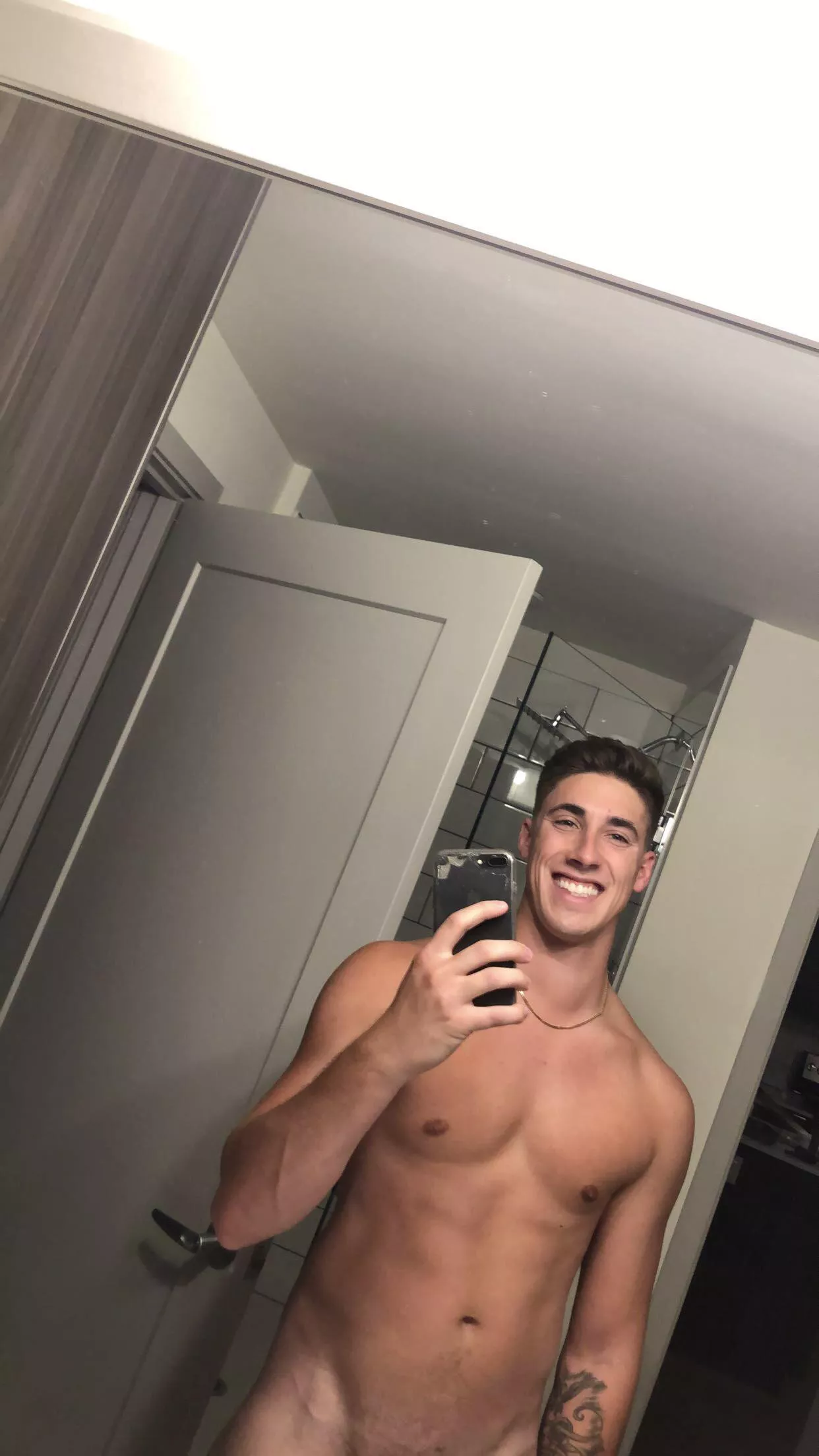 Need someone to rail right now😏