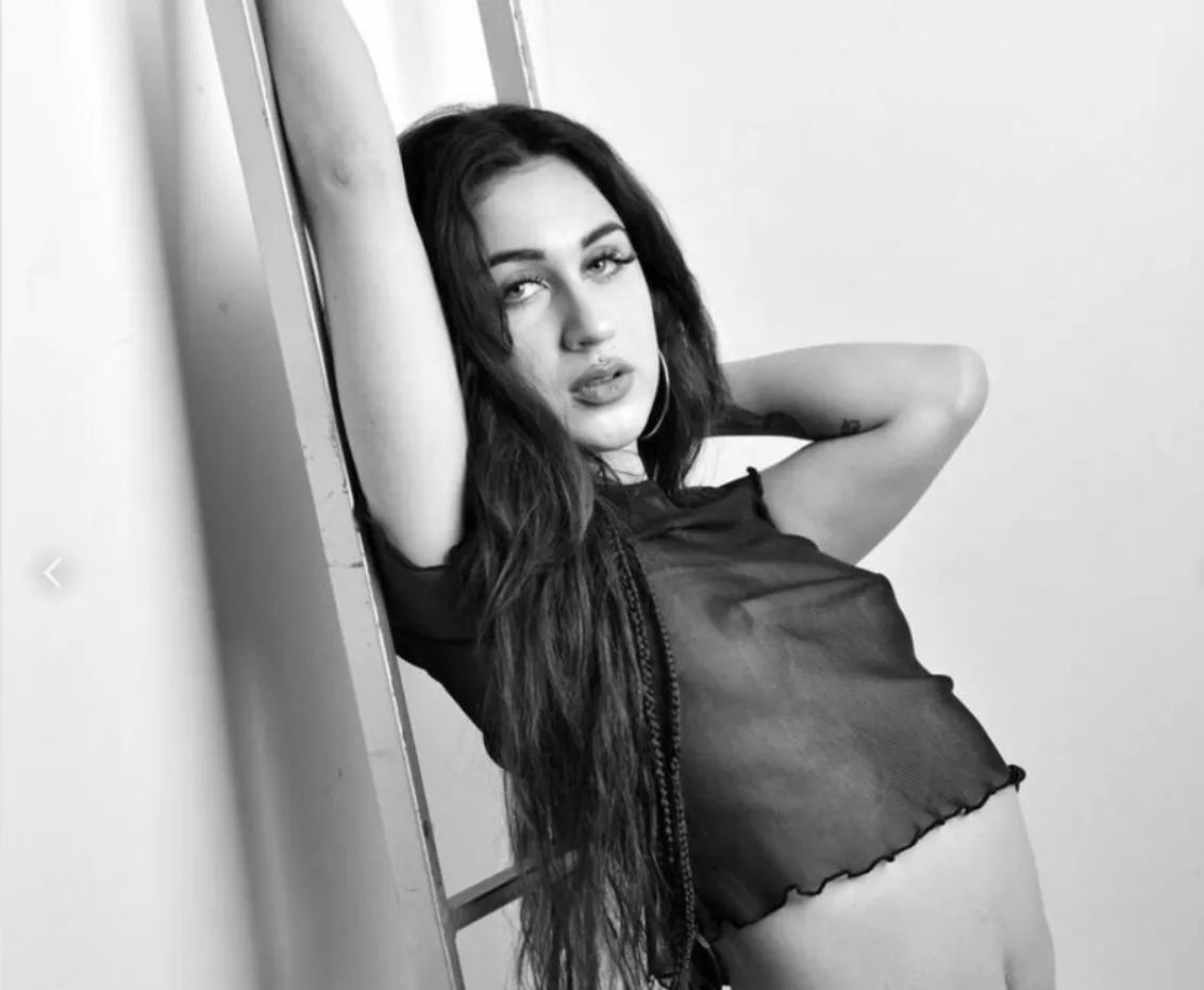 Needs a person to hang me tight 💦❤️ Needs a person to hang me tight 💦❤️