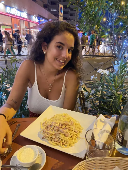 Never wear bra when i ho dinner outside🙈