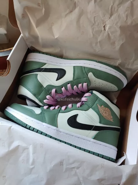New babies 💕 AJ1 Mid Dutch Green 💕 Who wants a custom sneaker video? 😘