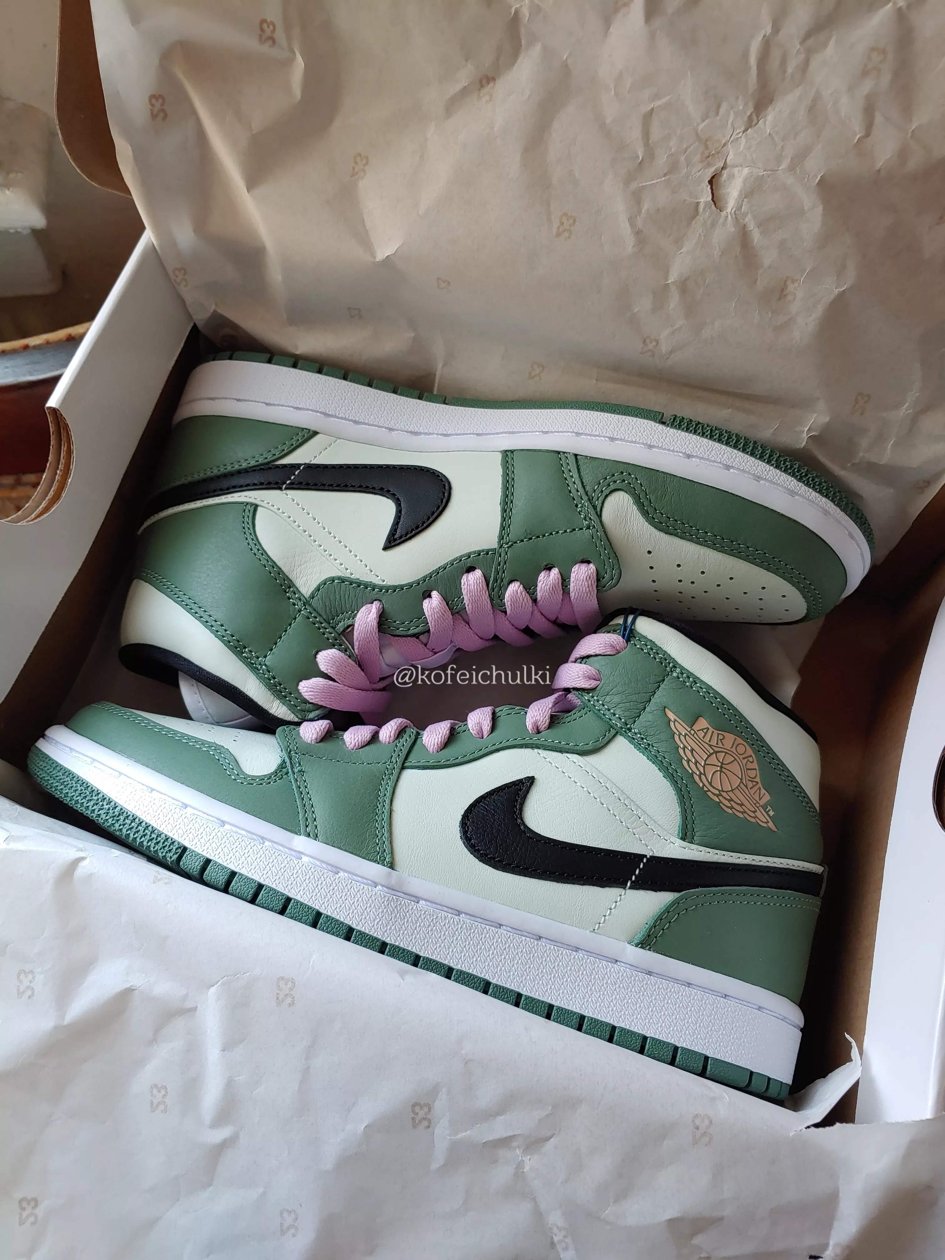 New babies π AJ1 Mid Dutch Green π Who wants a custom sneaker video? π New babies π AJ1 Mid Dutch Green π Who wants a custom sneaker video? π