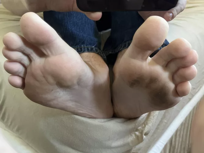 New camera! Showing off my sweaty workout feet after going barefoot at the gymβ¦ donβt be scared, get your face up close ;)