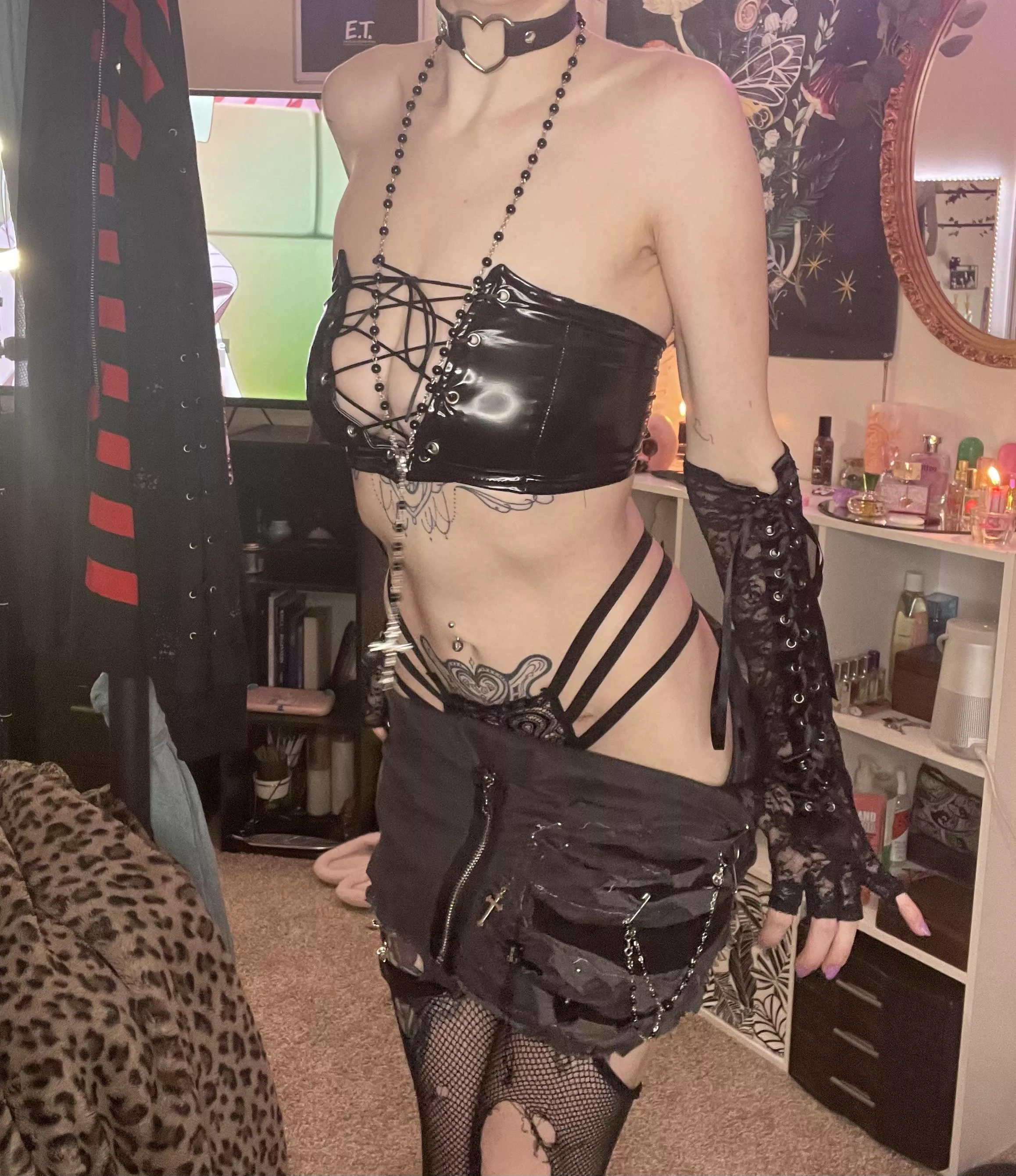 new favorite outfit + fav choker 😍