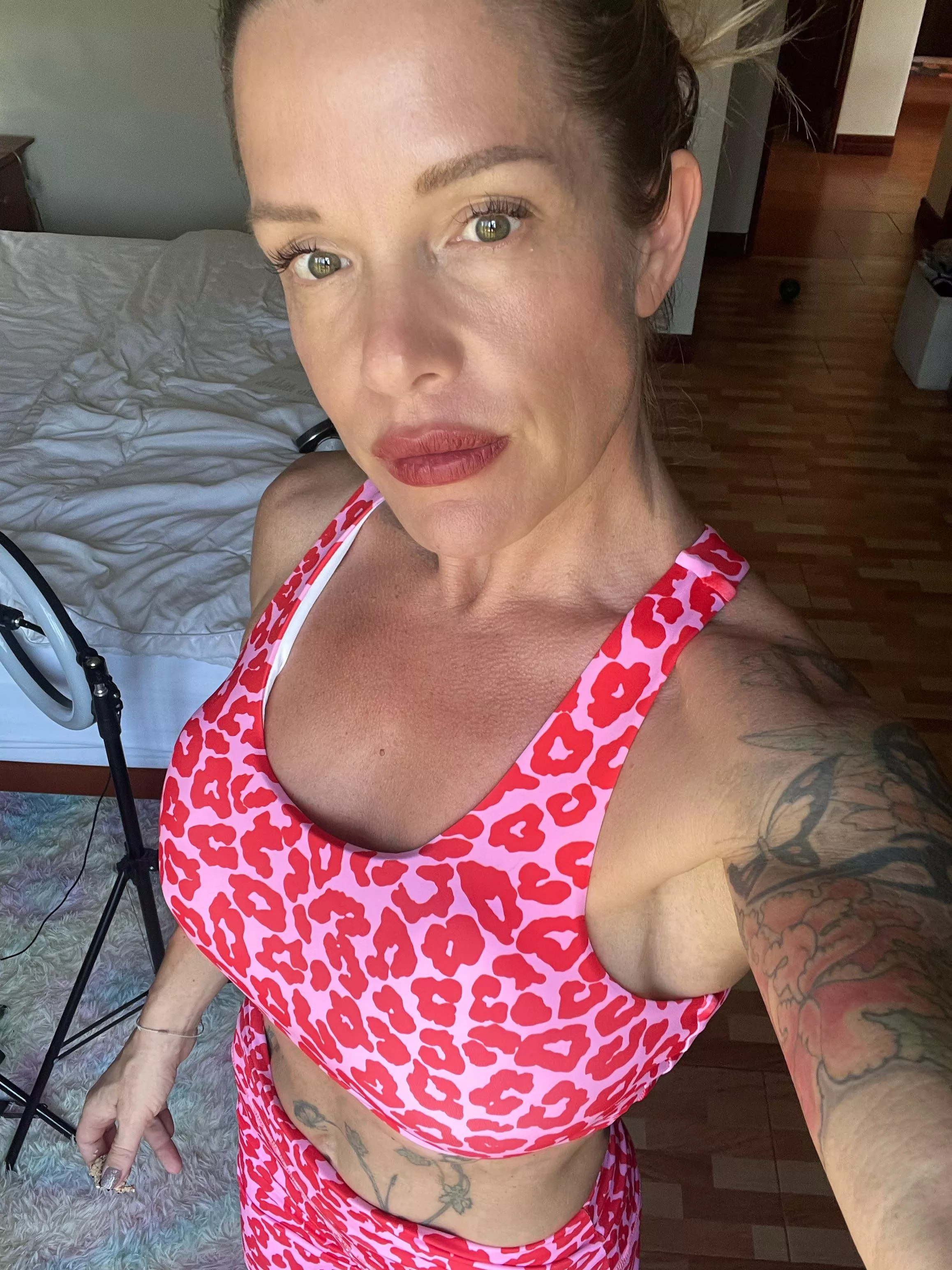 New gym outfit. Who wants to spot my on my squats ? (F46)