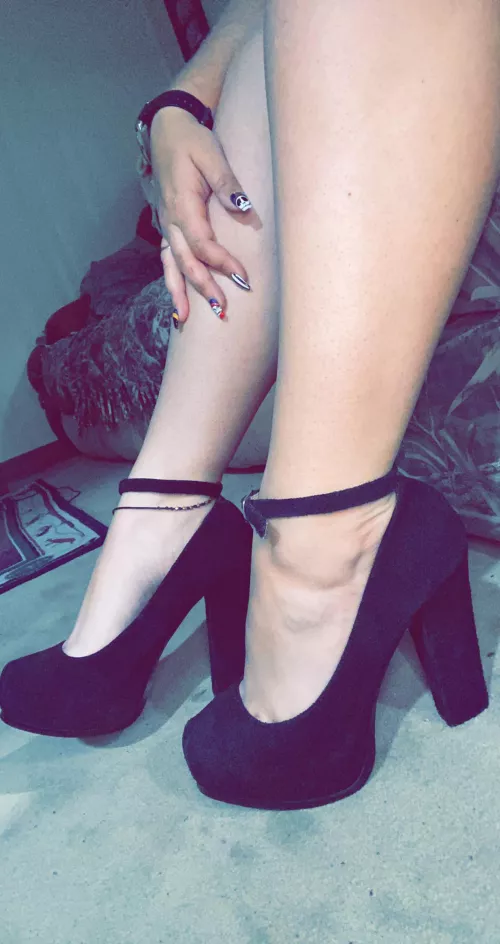 New heels 🖤 what do you think? 😋
