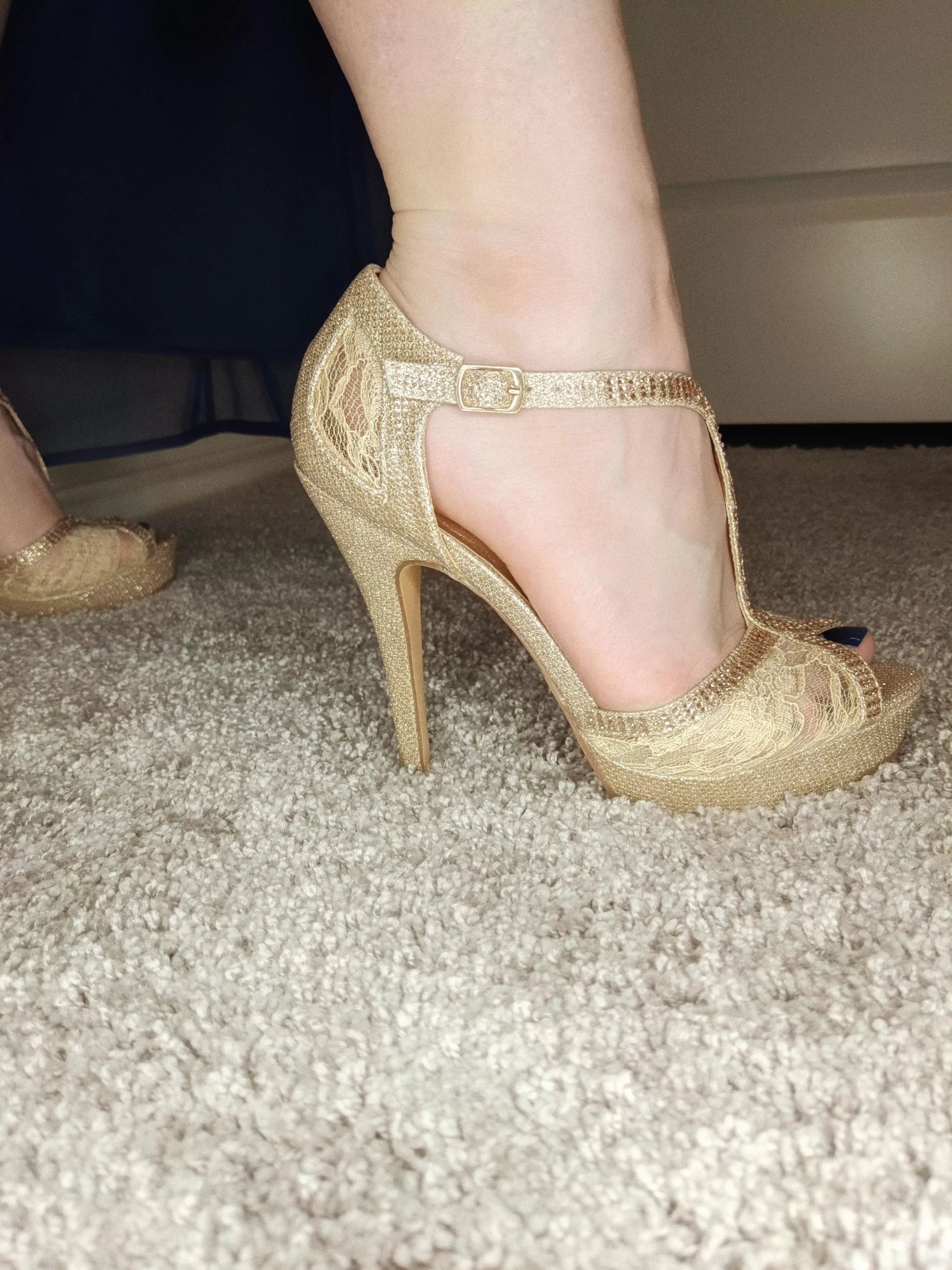 New heels who dis? 🙃 I like being this tall lol