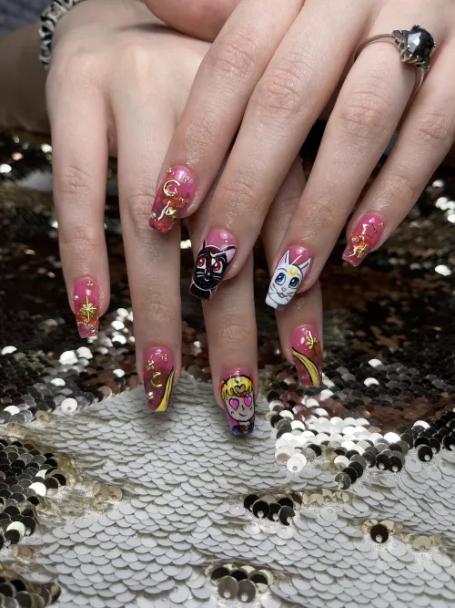 New nails make me feel smol 🥰