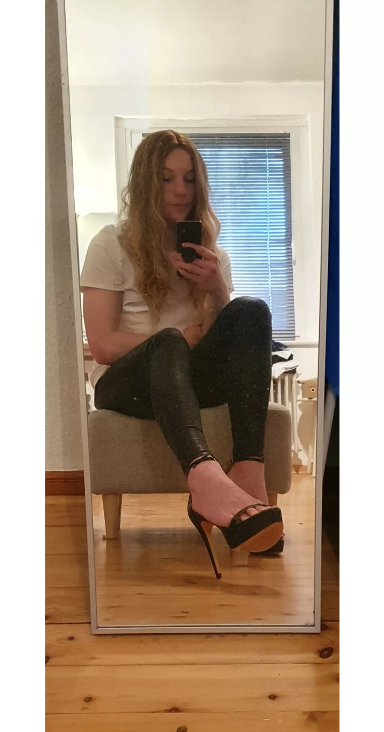 New picture, new wig, new heels, everything new 🙈 Hope you like my heels 🥰