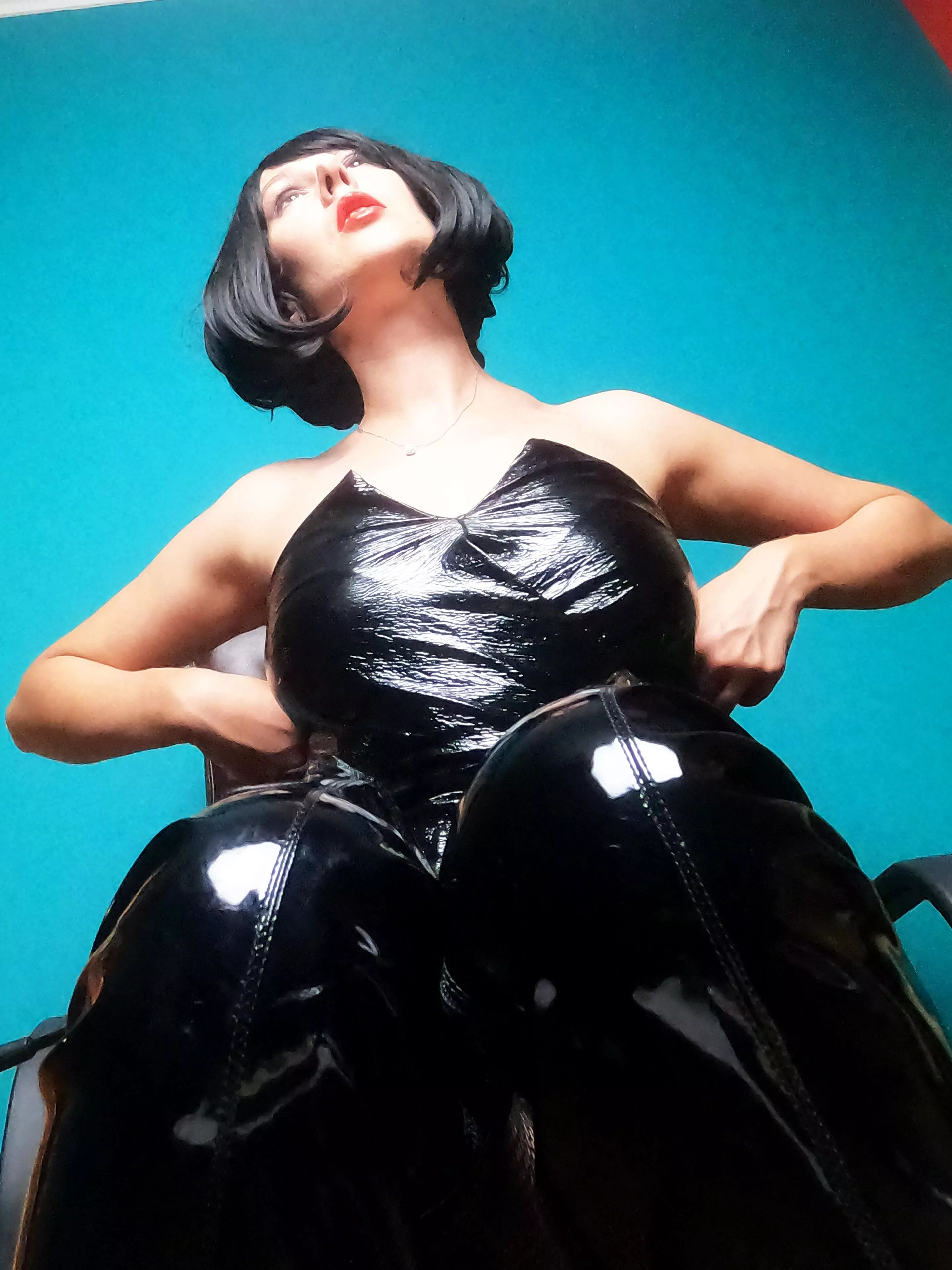 New shiny outfit 🖤