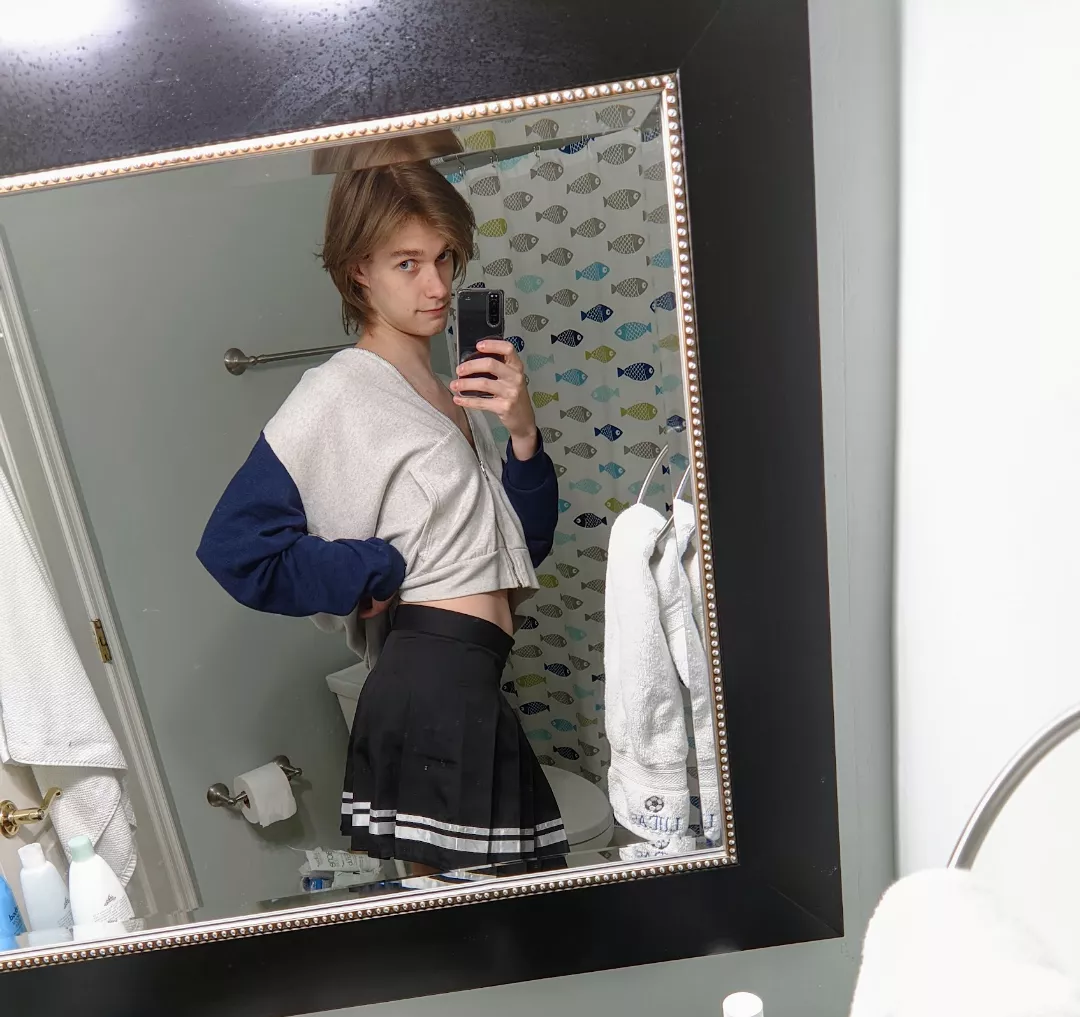 New to exploring my femboy side 🙈 would I look okay in a crop top?