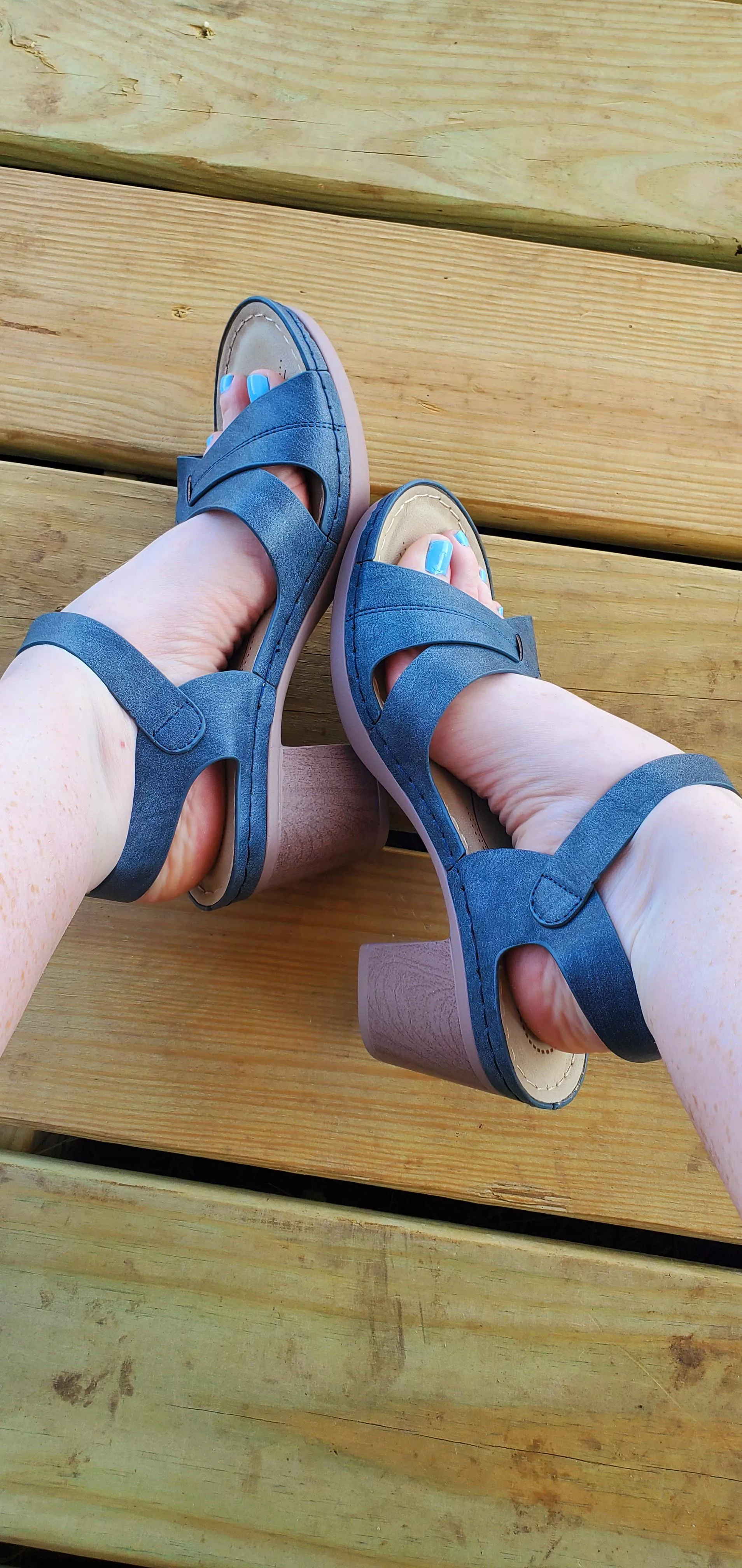 New toe nail color to match new shoes!! Couldn't want more! Thank you my loyal sub for spoiling me with early bday gifts!