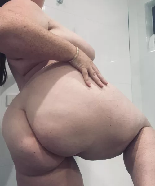 New year, same fat arse 🖤