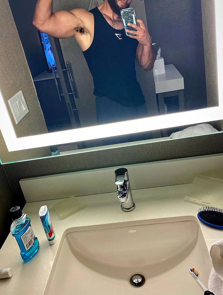 Nice and sweaty after gym, who’d like their face buried in my sweaty pit?