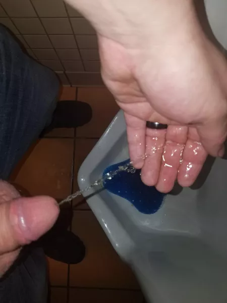 nice and warm... would love to find someone to pee play with.